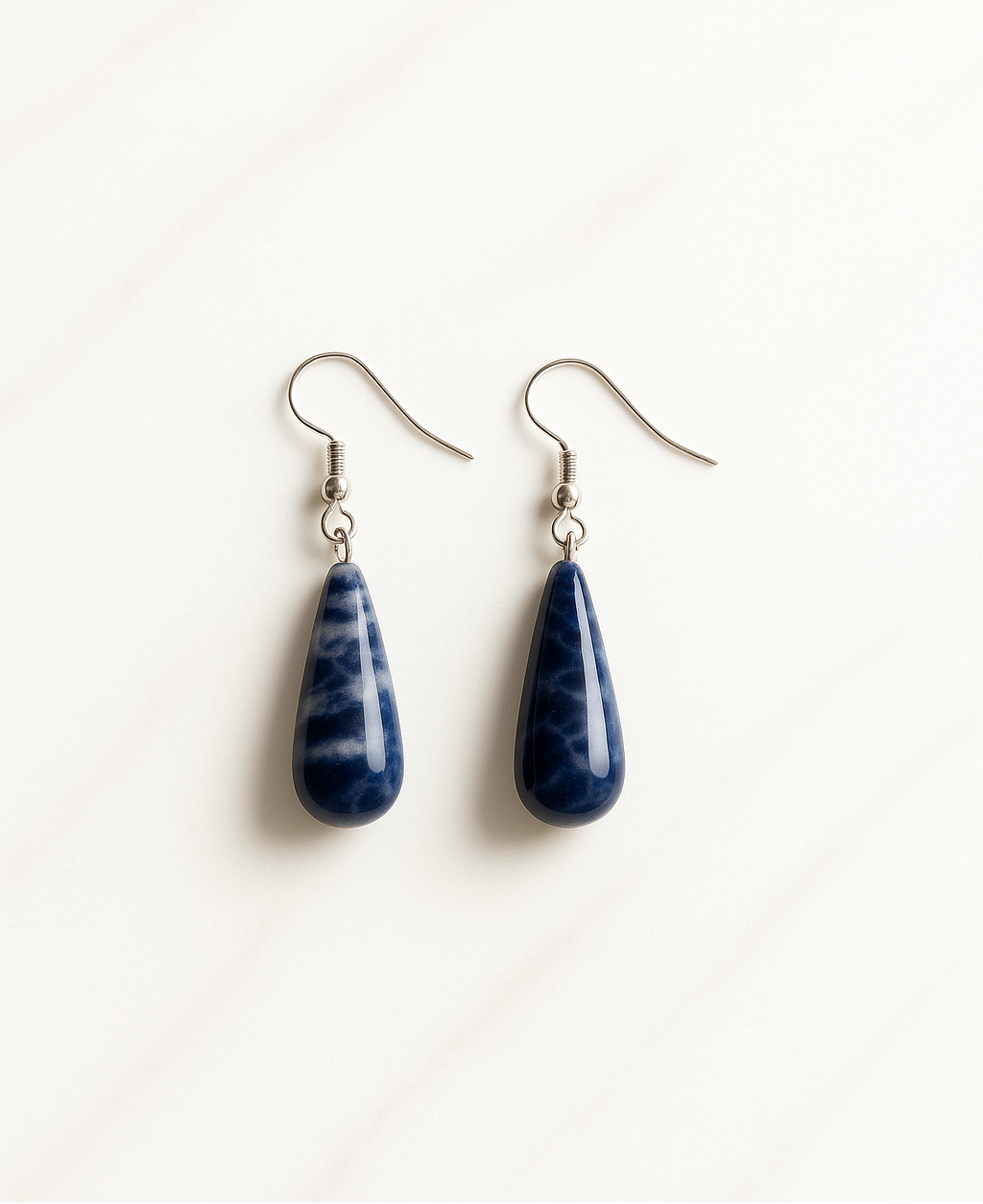 Orecchini pendenti a goccia blu scuro con venature bianche