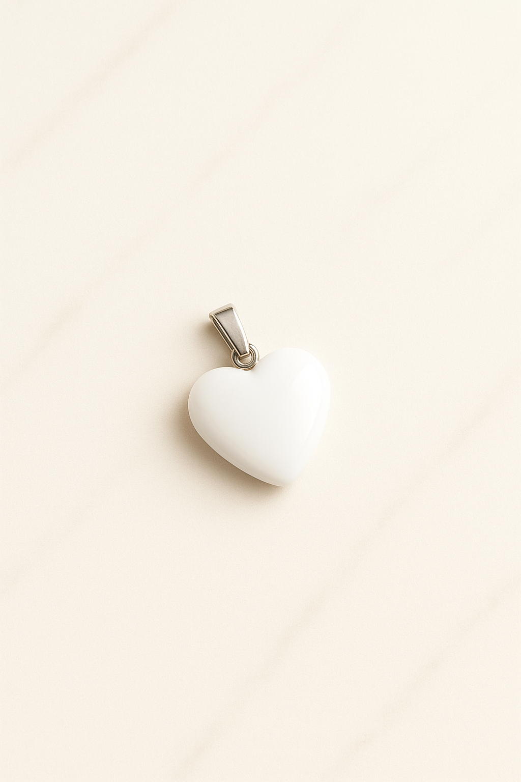Pendente a forma di cuore in quarzo bianco