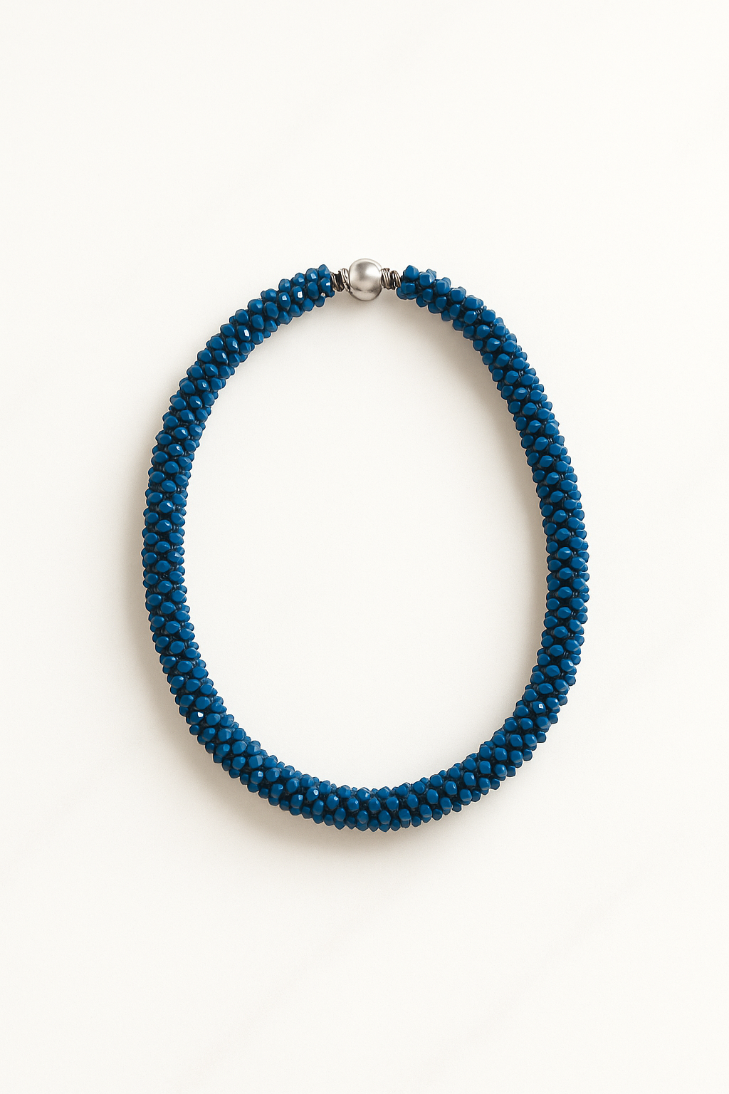 Collana di perline sfaccettate intrecciate con chiusura a calamita